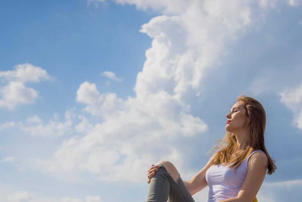 vitamino d trūkumas moteris saulėje mėgaujasi šviesa, kuri padeda natūraliai didinti vitamino D kiekį