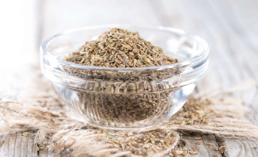 anyziaus nauda malti anyžiaus grūdai stiklinėje lėkštelėje