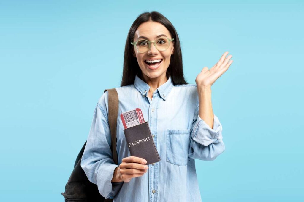 Atostogų tipai – keliautoja su pasu ir bilietais rankose, pasiruošusi spontaniškai ar planuotai kelionei.