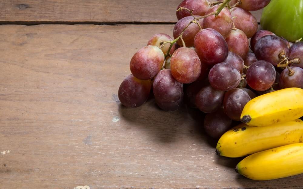 bananas ar vynuogės ant stalo palyginimui