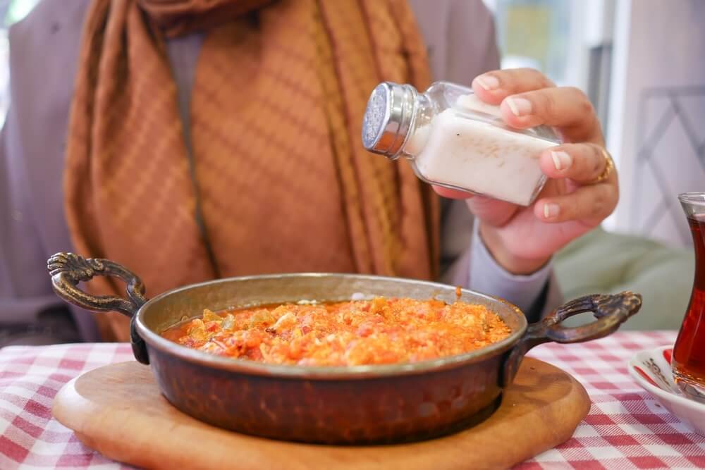druska ir kraujospūdis siejami per druskos bėrimą į karštą patiekalą namų aplinkoje
