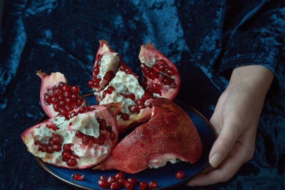 granatų žievelės nauda atsiskleidžia net supjausčius vaisių ir matant jo struktūrą