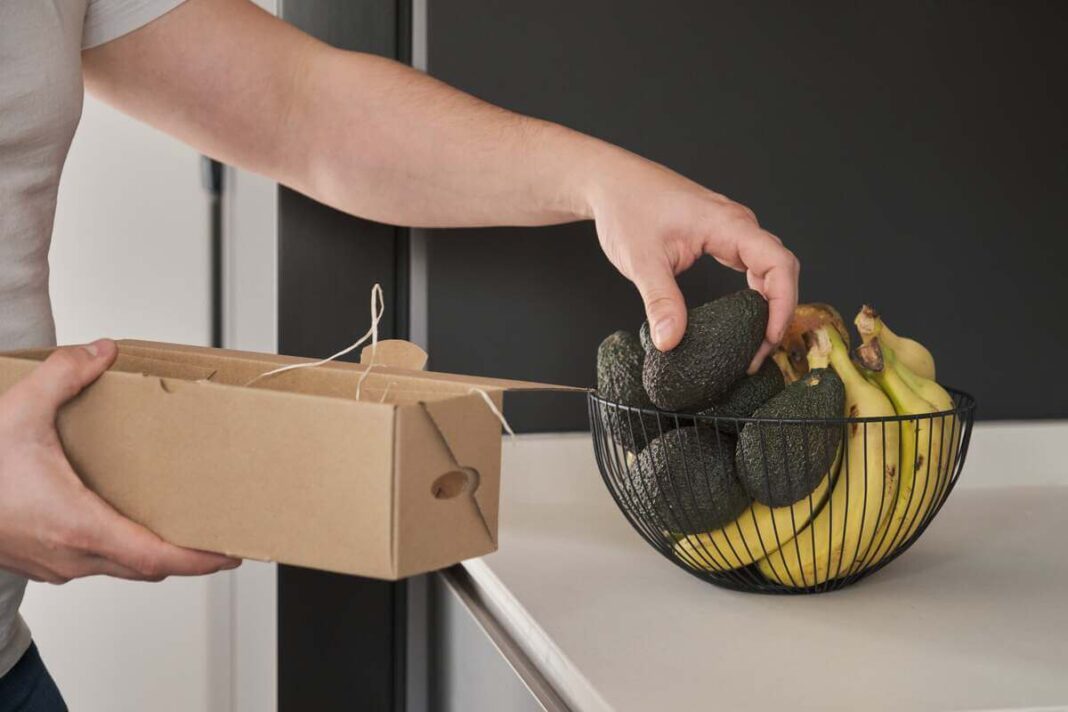 greitai sunokinti avokadą laikymas dėžėje su bananais spartesniam nokimui