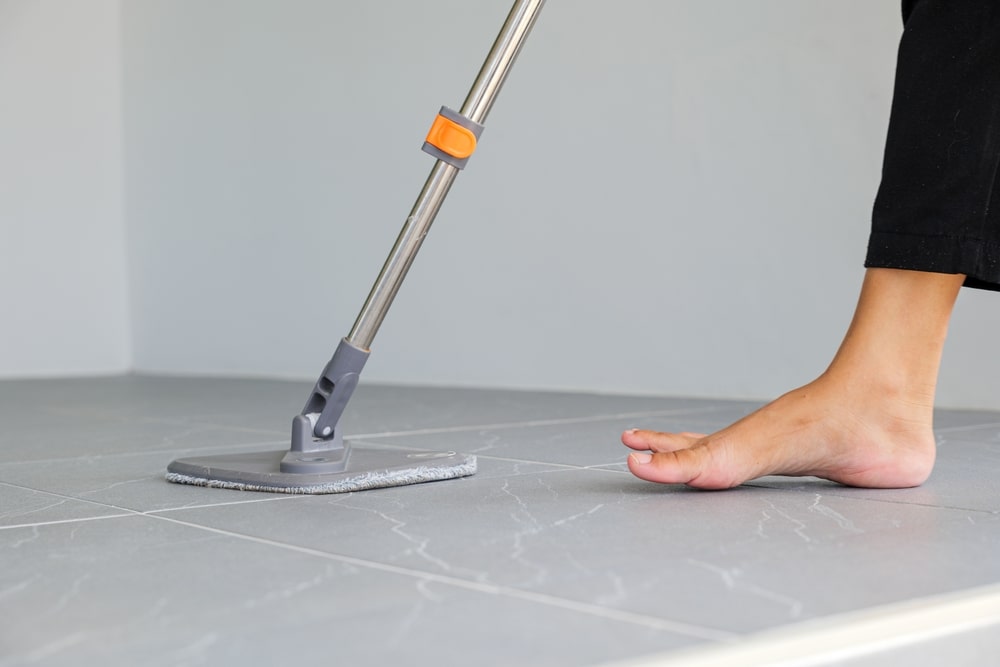 Grindų plovimas keraminėms plytelėms su plokščia šluoste