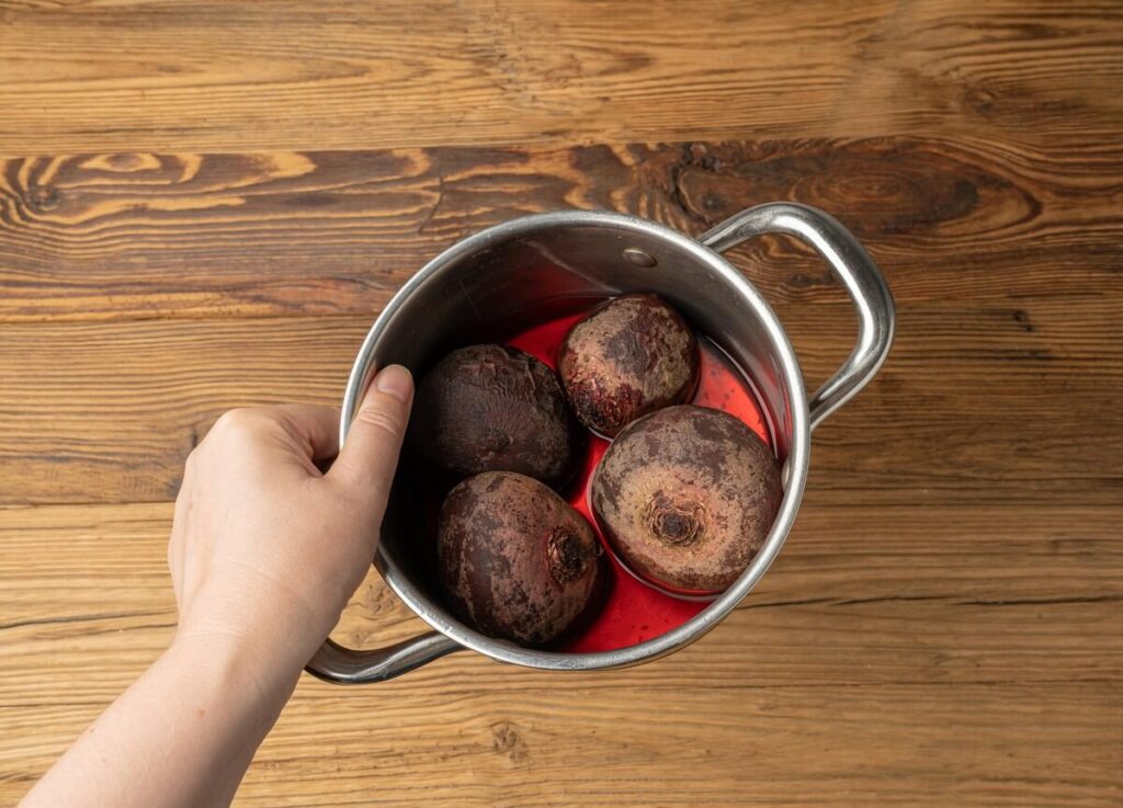 kaip išvirti burokėlius puode – žali burokėliai verdančiame vandenyje, paruošti greitam minkštėjimui