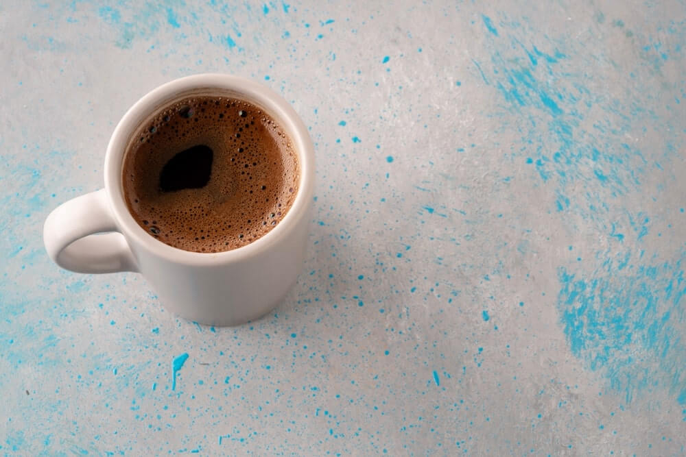 kava sausina organizmą kavos puodelis fotografuotas iš viršaus