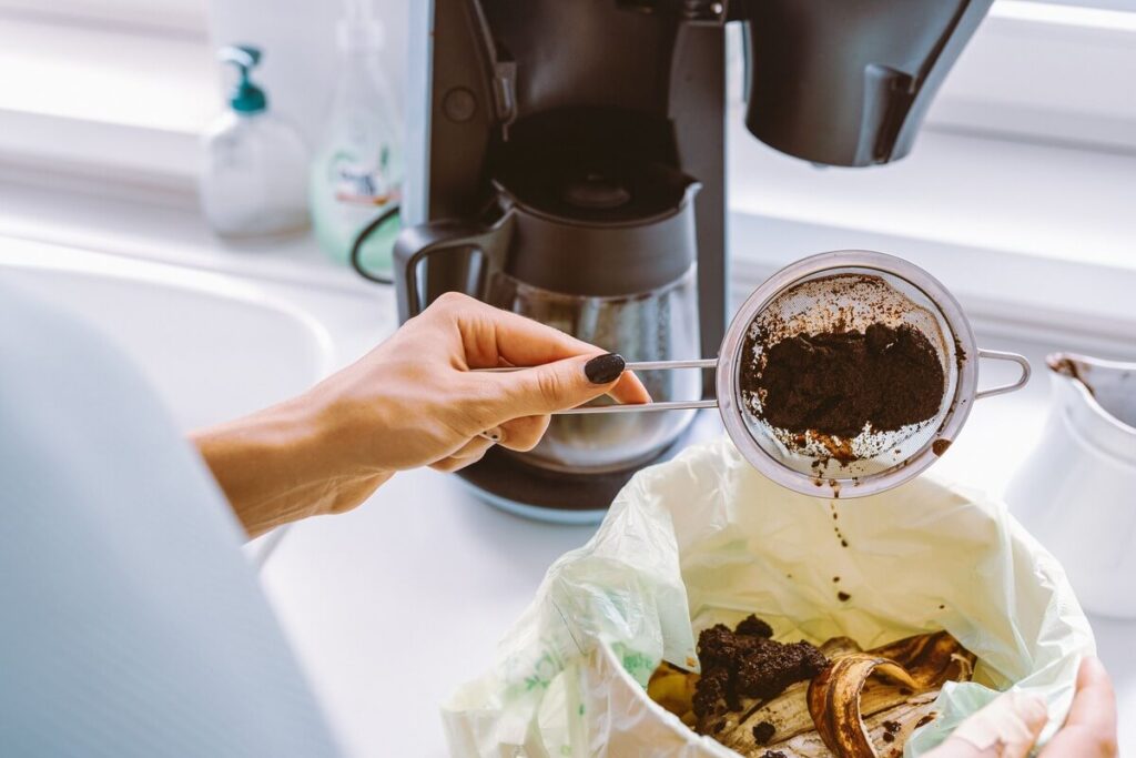 kavos tirščių panaudojimas kompostui ir buitinių atliekų mažinimui