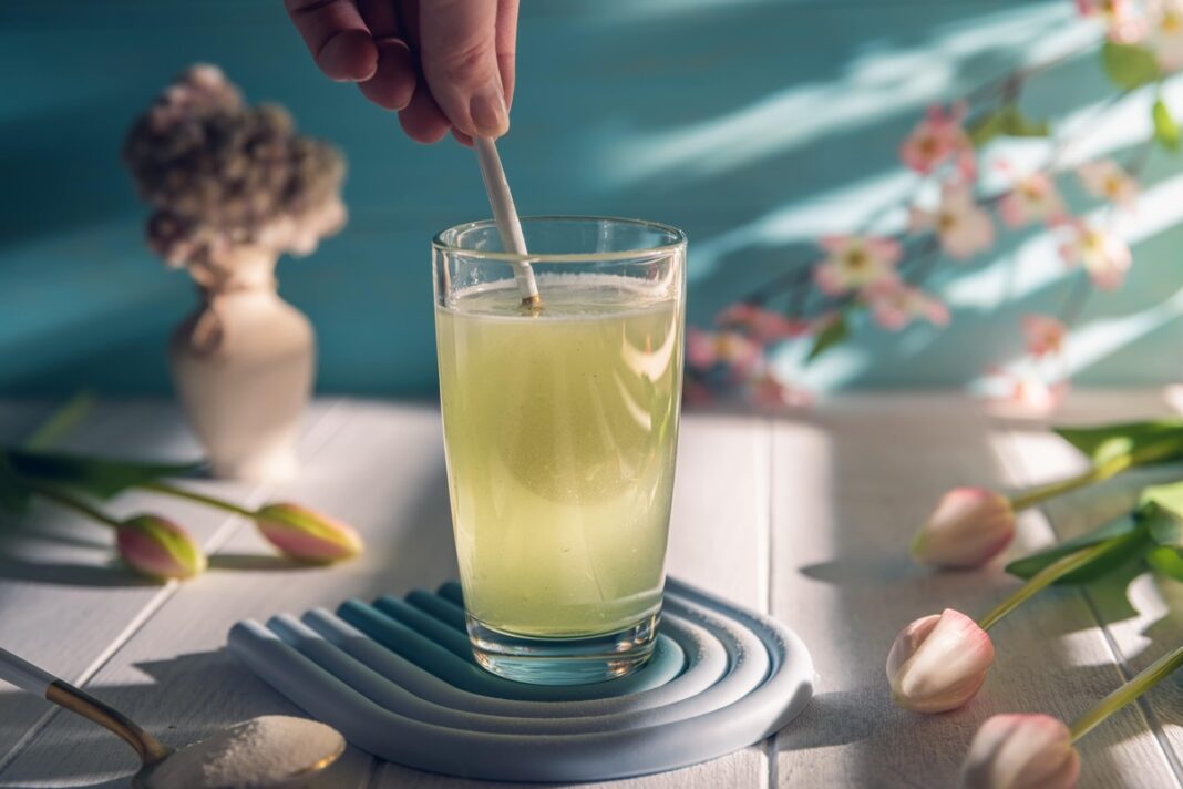 Kolageno trūkumas dažnai sprendžiamas gėrimu – stiklinėje paruoštas kolageno papildas su vandeniu.