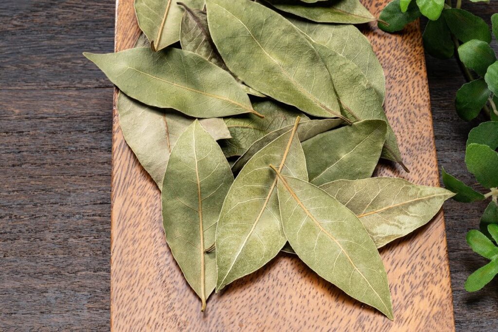 lauro lapai šaldytuve panaudojimo idėjai, išdėlioti ant medinės lentelės