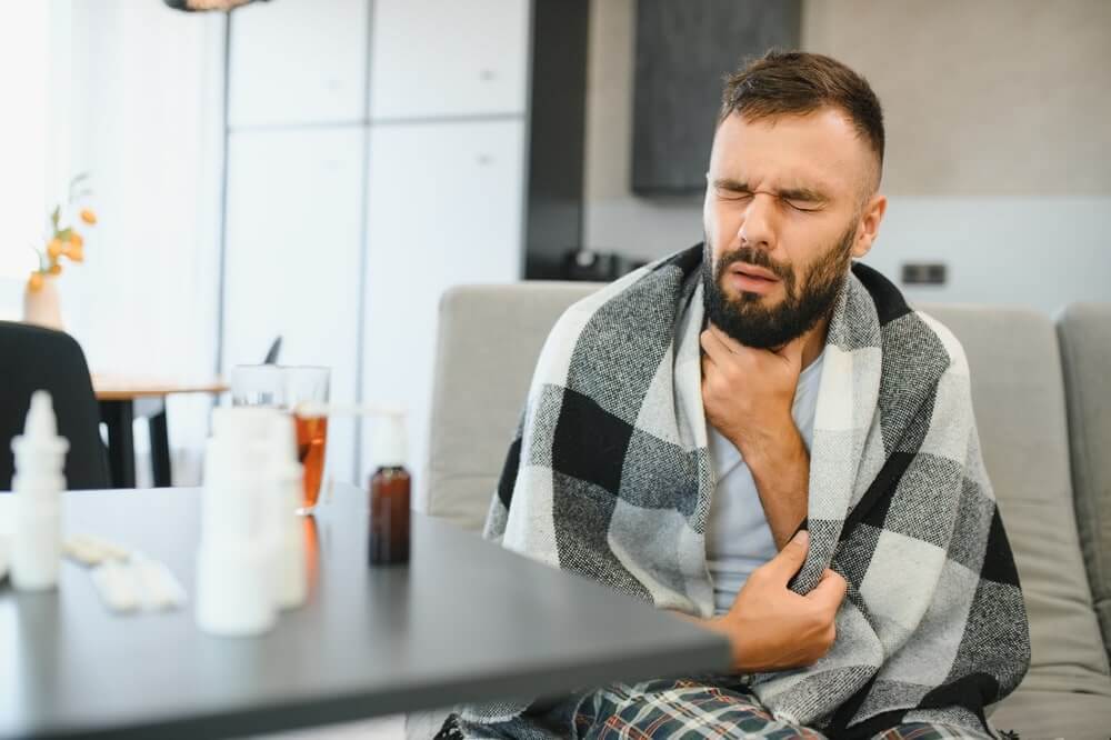 medus nuo gerklės skausmo vyras jaučia ryklės sudirgimą namuose