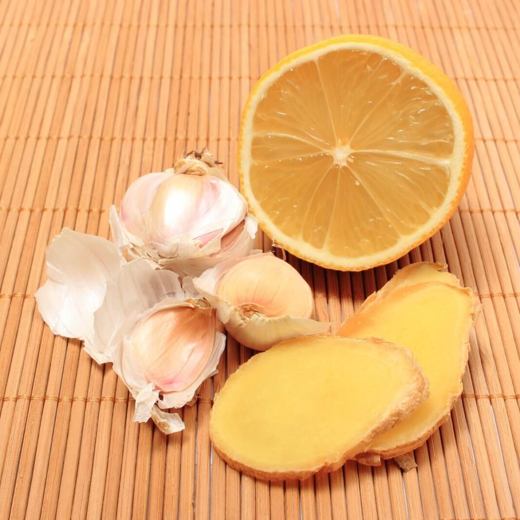 plaučių valymas natūraliai česnakas citrina ir imbiero riekelės ant bambuko kilimėlio