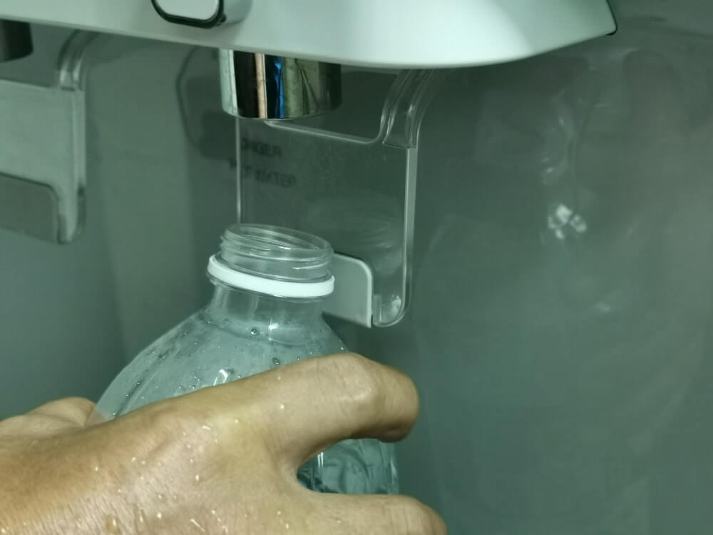 per daug vandens organizmui, vandens buteliukas pildomas iš geriamojo vandens dozatoriaus