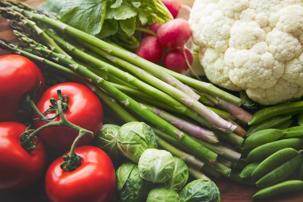 Produktai su daugiau geležies nei špinatai – ant stalo išdėliotos daržovės, kurios gali papildyti kasdienį geležies poreikį.