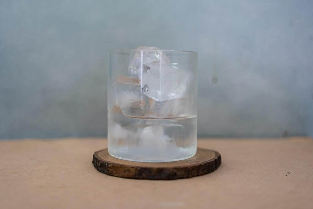 šaltas vanduo sveikatai stiklinė su ledu pastatyta ant stalo