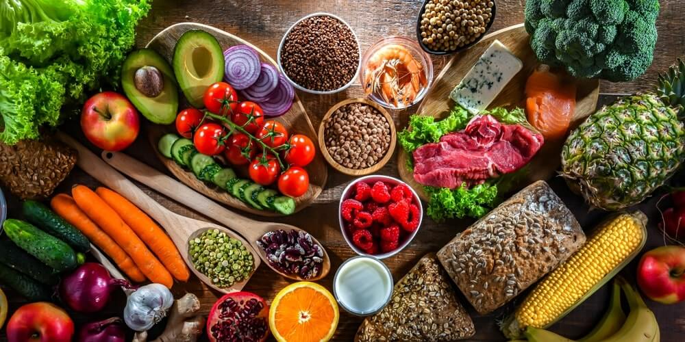 švytinti oda palaikantys maisto produktai ant stalo