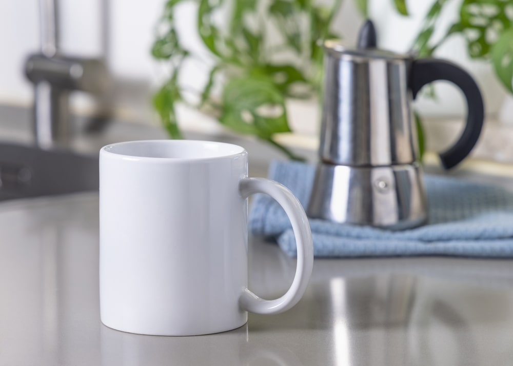 Baltame puodelyje ant virtuvės stalviršio paruošta trijų ingredientų arbata – paprastas, natūralus būdas atsipalaiduoti po dienos.