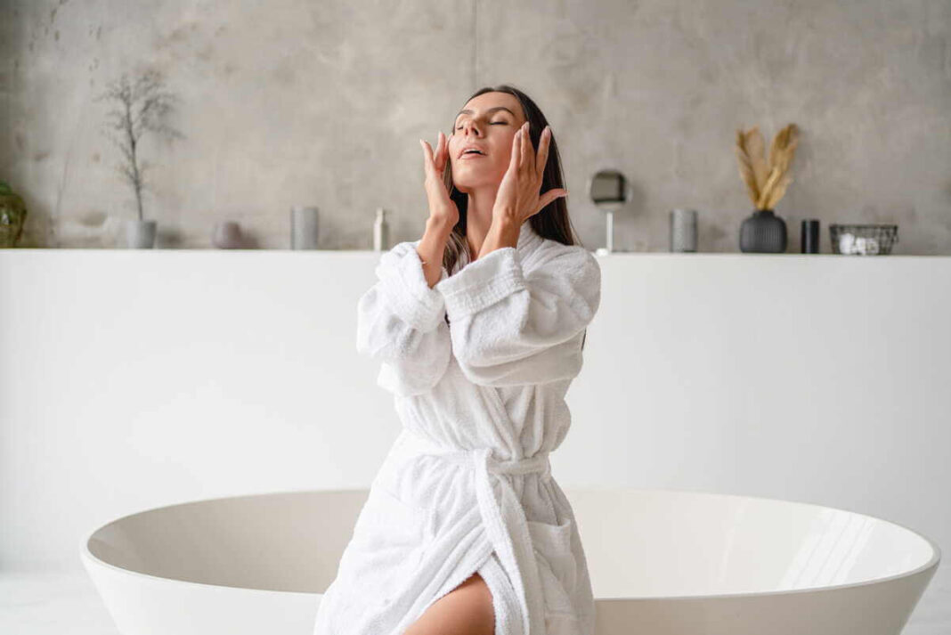 Ankstyvas odos senėjimas siejamas su kasdiene veido priežiūra namuose