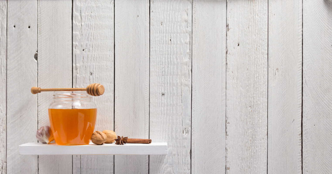 česnakas su medumi nepadeda stiklainis su česnaku ir medumi namų aplinkoje