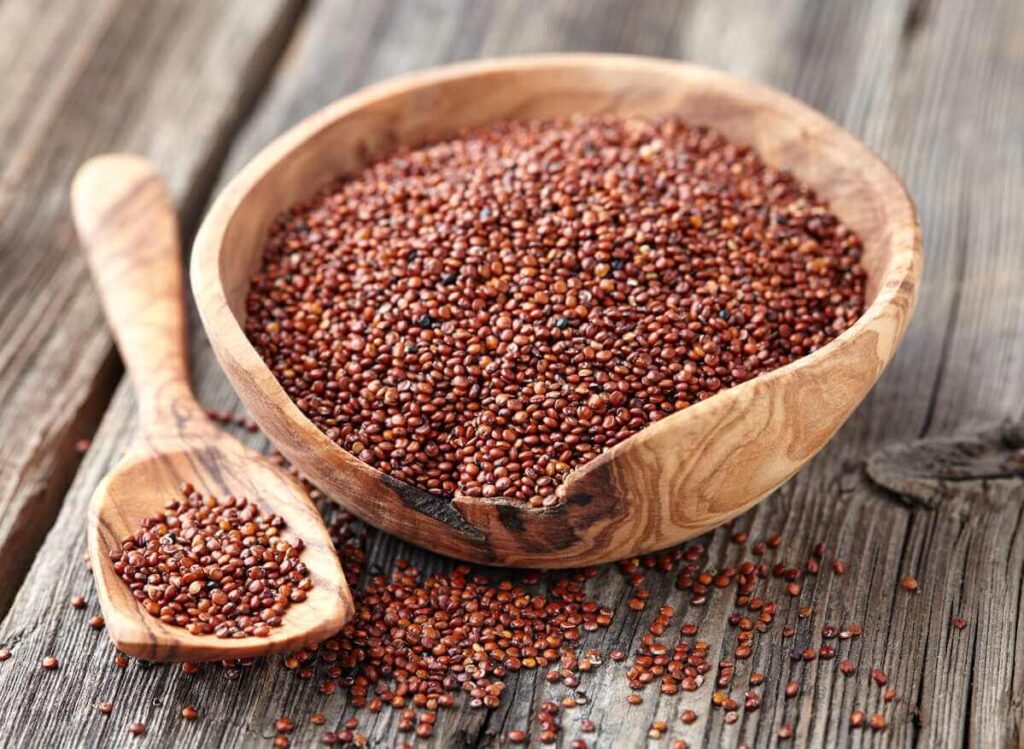 garstyčių sėklos sveikatai subertos į medinį dubenį ant stalo