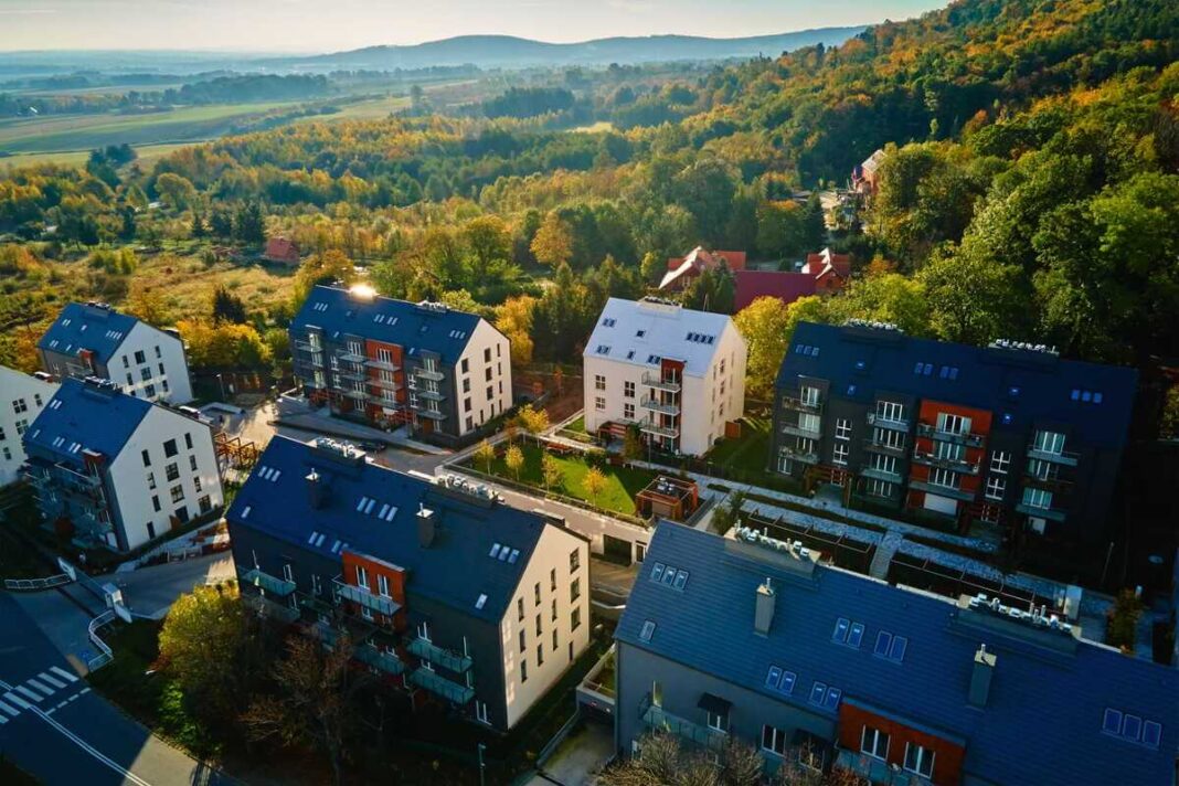 gyvenimas šalia žalumos su gyvenamaisiais namais ir miško aplinka