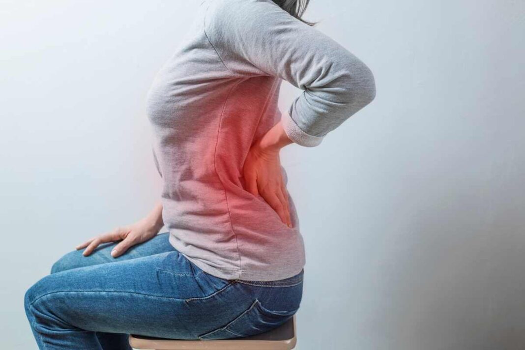 Inkstų veikla gali būti sutrikusi jei jaučiamas maudimas šonuose ar apatinėje nugaros dalyje.