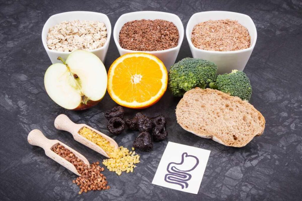 išvalyti žarnyną be kančių, skaidulomis turtingi produktai ir grūdai ant stalo