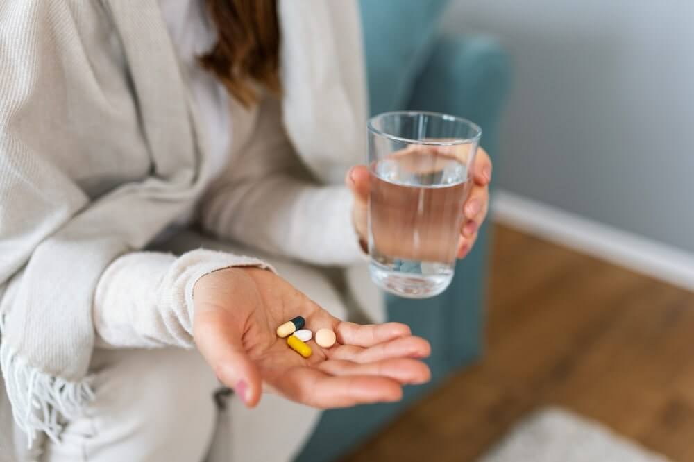 kada gerti magnį ir vitaminą D laikomi delne su stikline vandens namų aplinkoje