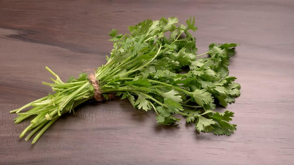 kalendra sunkieji metalai siejama su šviežių lapų ryšulėliu ant tamsaus paviršiaus