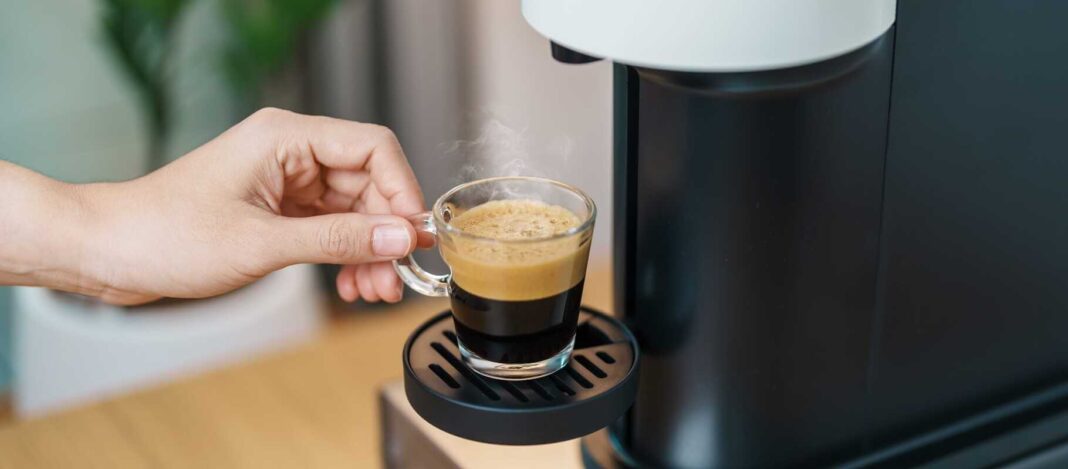 kava tuščiu skrandžiu ruošiama espresso aparatu ryte namų aplinkoje