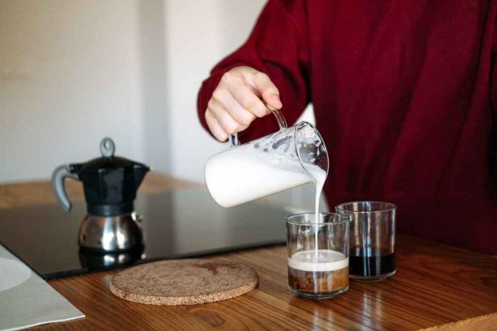 kava tuščiu skrandžiu su pienu ruošiama virtuvėje ryto metu