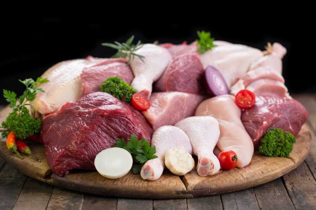 Kvinoja gali pakeisti įvairios rūšies mėsą, pavaizduotą ant medinės lentos.