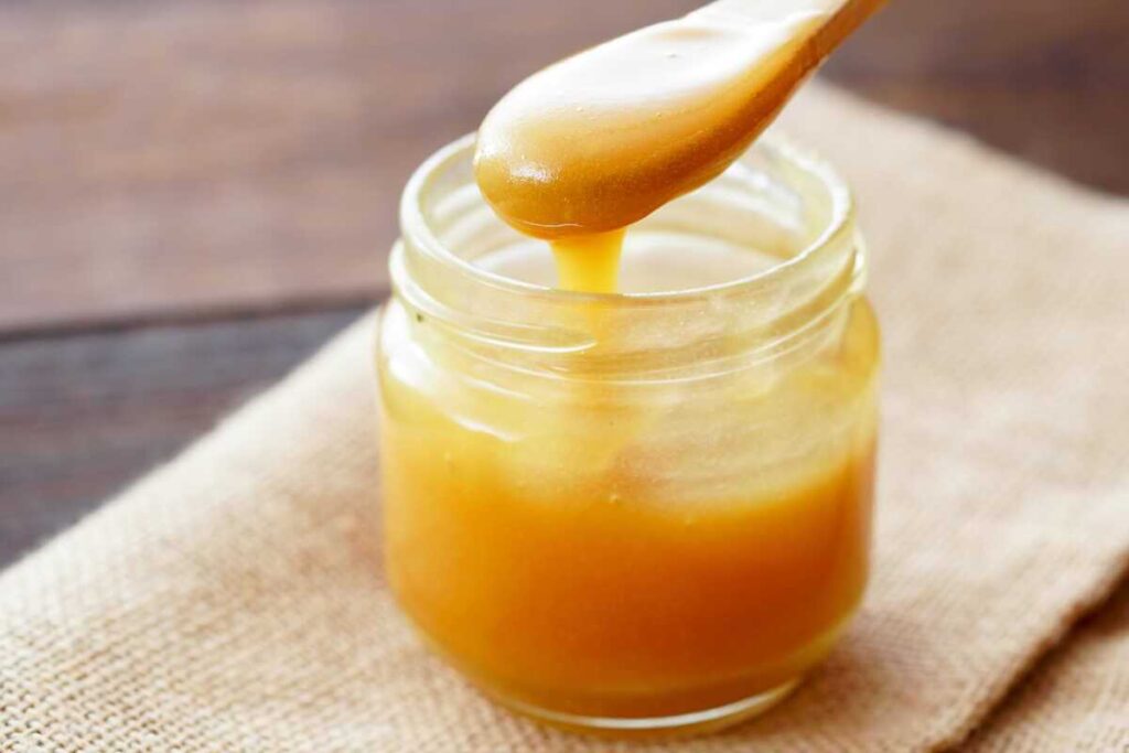 Manuka medus nauda atskleidžiama stiklainyje su tekančiu medumi
