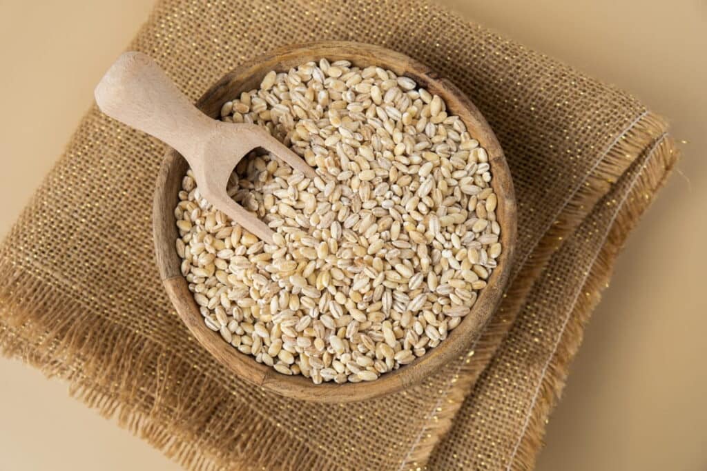 miežių sėjos norma 1 metrui – sausame inde suberti miežių grūdai, naudojami sėjos kiekiui ir tankumui įvertinti