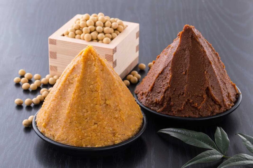 miso nauda sveikatai skirtingų rūšių miso pasta dubenėliuose su sojų pupelėmis