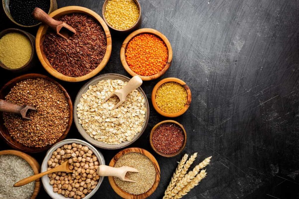 nauji supermaisto produktai – įvairios kruopos, sėklos ir ankštiniai dubenėliuose