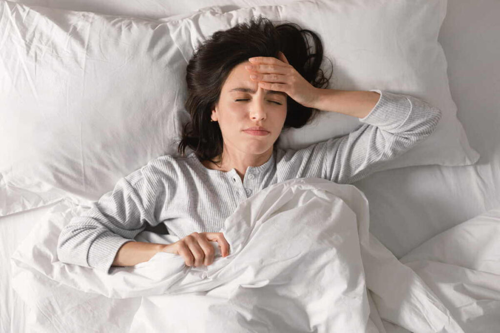 Nuolatinis nuovargis – pavargusi moteris guli lovoje, laikosi už kaktos, nepailsėjusi net po miego.