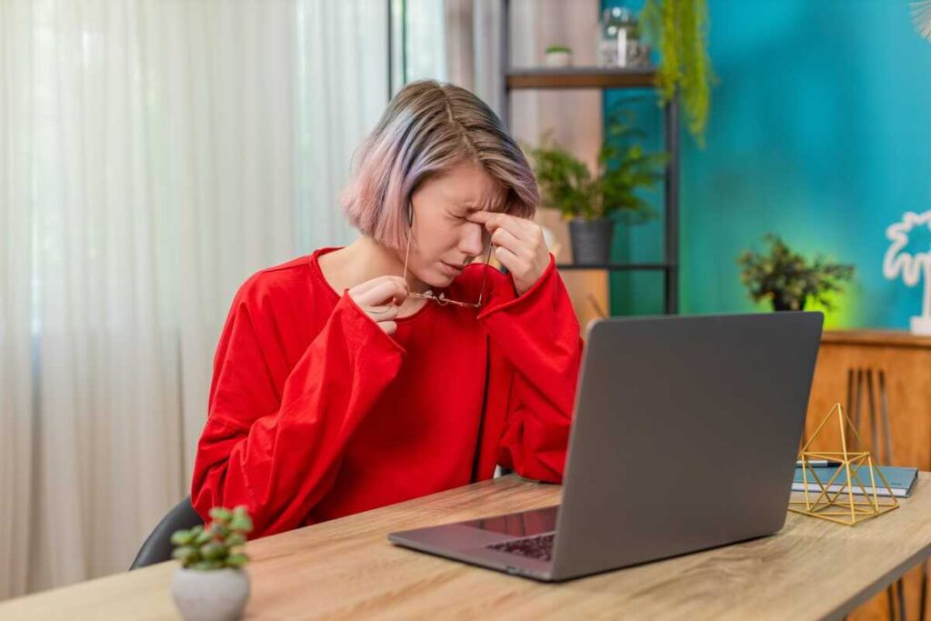 Paraudusių akių priežastys dažnai susijusios su skaitmenine įtampa bei nuovargiu dirbant ilgą laiką prie monitoriaus.