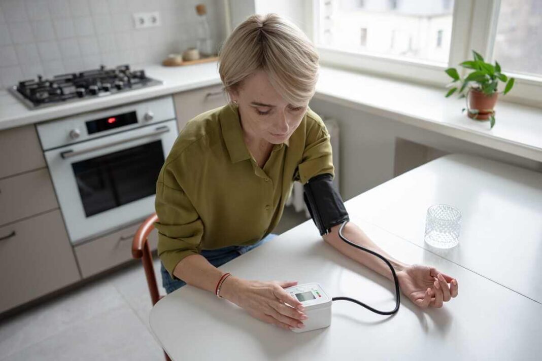 pomidorų sultys kraujospūdžiui moteris namuose matuoja kraujospūdį virtuvėje