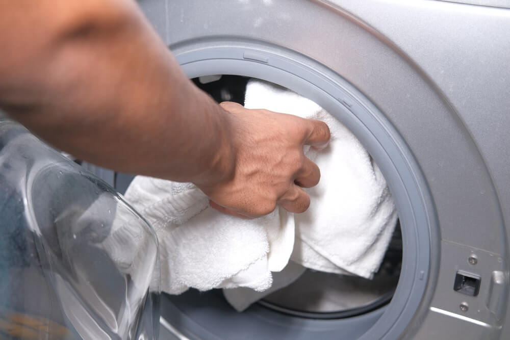 rankšluosčių dėmių šalinimas prieš skalbimą naudojant mirkymą