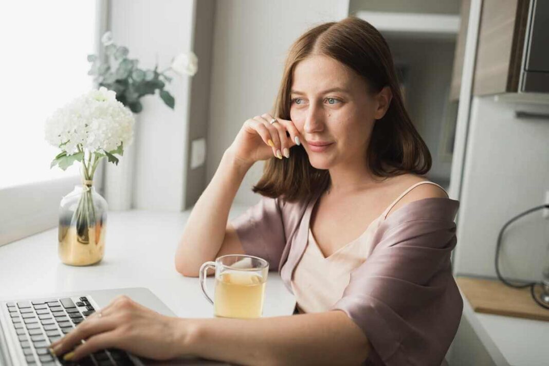 smegenų senėjimas kasdienybėje vaizduojamas per darbą su arbatos puodeliu