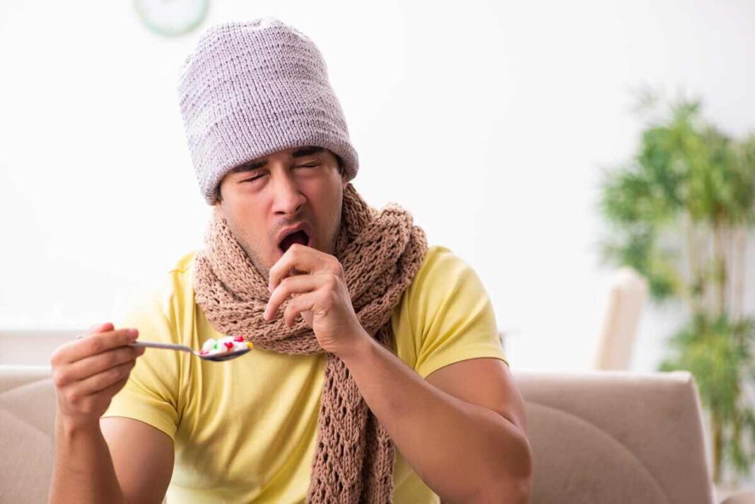 Skauda ryti kai vyras bando valgyti saldų maistą namų aplinkoje