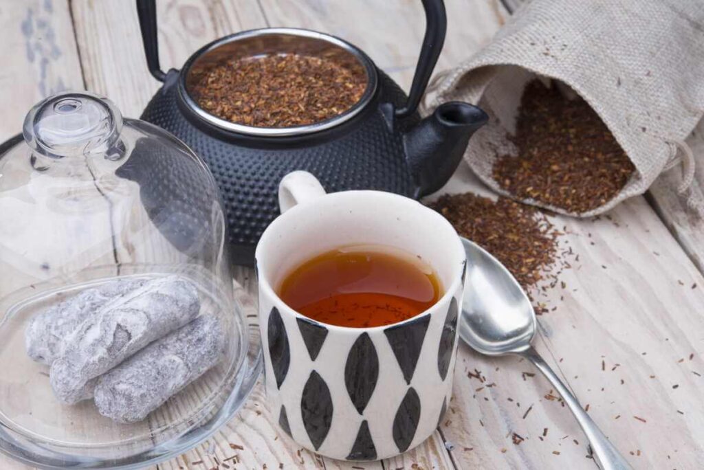 super arbata iš virtuvės, šilta prieskonių arbata puodelyje šalia arbatinuko