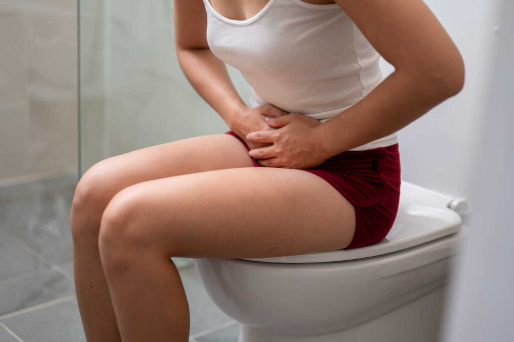 vidurių užkietėjimas pasireiškia pilvo skausmu ir spaudimu