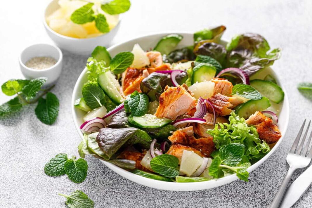 Viduržemio jūros dieta salotos su žuvimi šviežiomis daržovėmis ir žalumynais