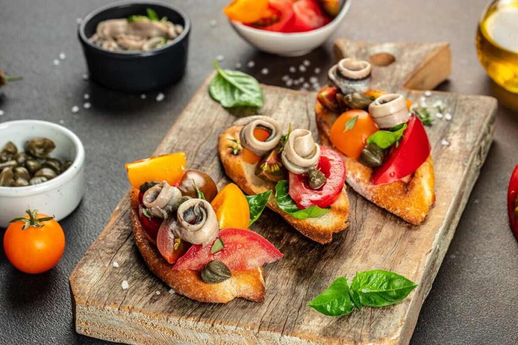 Viduržemio jūros dieta užkandis su skrudinta duona daržovėmis ir žuvimi