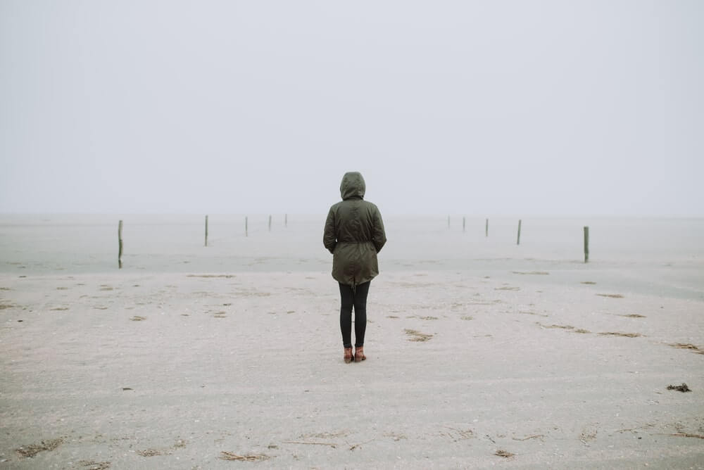 žiemos liūdesys atsispindi žmogaus vienatvėje pilkame žiemos peizaže