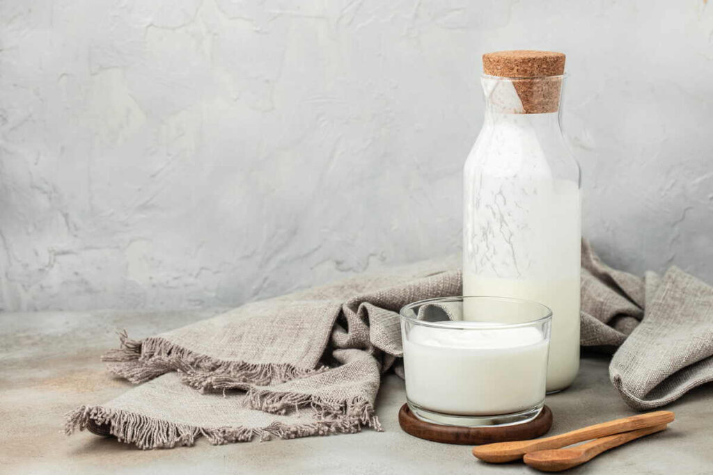 Ar probiotikai padeda gydyti žarnyno uždegimą ir kaip atrodo natūralus kefyras butelyje.