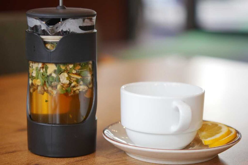 Skaidriame puodelyje su citrina pateikta baltoji arbata kofeinas – švelni, natūrali ir atgaivinanti vakarinė priemonė.