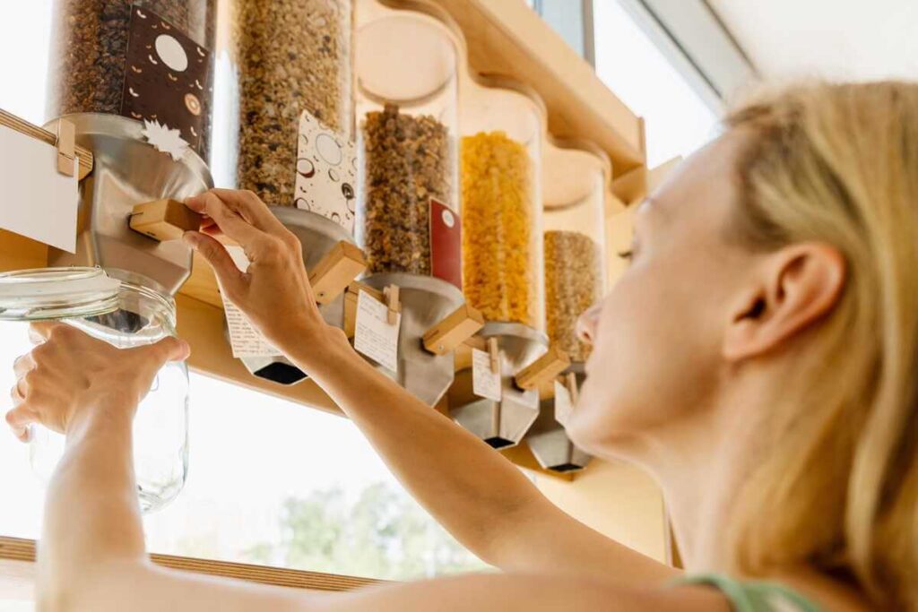 Beglitimiai grūdai parduodami birių produktų skyriuje, kur pirkėjai gali pasirinkti reikiamą kiekį šviežių sėklų ar kruopų į savo daugkartinę tarą.