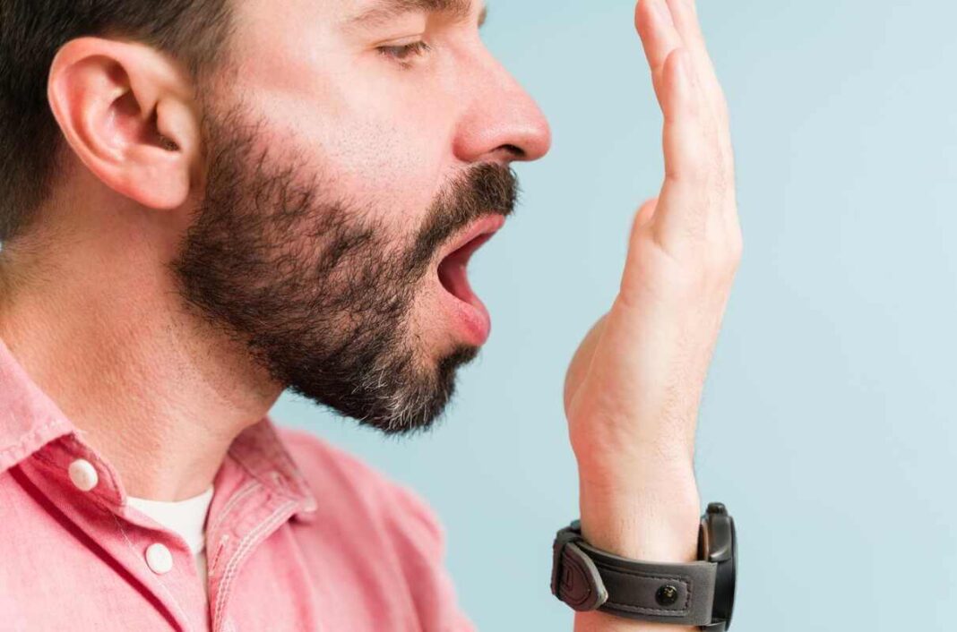 Blogas burnos kvapas dažnai tikrinamas iškvepiant orą į delną, siekiant patiems įvertinti esamą problemą prieš bendraujant su kitais.